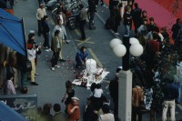 Image of sheet 19833000 photo 0: Proteste contre le manque d'appartements à Zurich, 1983.
Polizeieinsatz am Stauffacherplatz an Flash-Mob mit Rotem Tuch gegen Wohnungsnot, Zürich 1993.