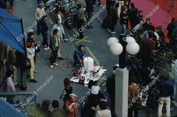 Image of sheet 19833000 photo 0: Proteste contre le manque d'appartements à Zurich, 1983.
Polizeieinsatz am Stauffacherplatz an Flash-Mob mit Rotem Tuch gegen Wohnungsnot, Zürich 1993.