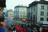 Image of sheet 19833000 photo 1: Am Tor zu Aussersihl
Am Stauffacherplatz Badenerstrasse wird das Eckhaus besetzt. Ein rotes Tuch wird auf den Platz über die Tramschienen der VBZ gelegt. Polizeibeamte nehmen das Tuch auf und die Leute reissen es ihnen aus den Händen. So geht es weiter durch die Stadt. Housing, Besetzung Wohnen, Wohnungsnot, Wohnungsmangel, protest action, art, installation, Stauffacher,  
Zürich Schweiz Switzerland
Exhibition: Zurich, The Eighties Photobastei 2020
»Counter Power« Altkirch 2017 framed pp 40 x 60 cm