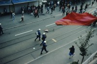 Image of sheet 19833000 photo 10: Am Tor zu Aussersihl
Am Stauffacherplatz Badenerstrasse wird das Eckhaus besetzt. Ein rotes Tuch wird auf den Platz über die Tramschienen der VBZ gelegt. Polizeibeamte nehmen das Tuch auf und die Leute reissen es ihnen aus den Händen. So geht es weiter durch die Stadt. Housing, Besetzung Wohnen, Wohnungsnot, Wohnungsmangel, protest action, art, installation, Stauffacher,  
Zürich Schweiz Switzerland
Exhibition: Zurich, The Eighties Photobastei 2020
»Counter Power« Altkirch 2017 framed pp 40 x 60 cm
co Schmid