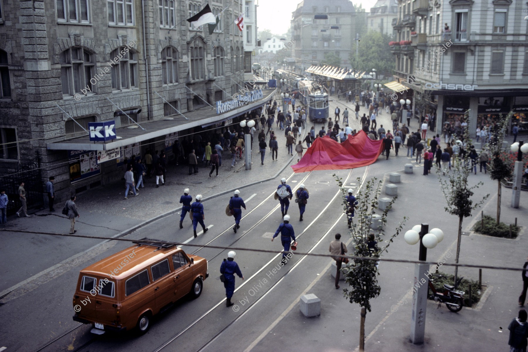 Image of sheet 19833000 photo 11: Protest gegen Wohnungsnot am Stauffacher, Zuerich 1983. Proteste contre le manque d'appartements à Zurich. Zürich Schweiz Switzerland «Counter-power» Altkirch 2017
Exhibition: Zurich, The Eighties Photobastei 2020