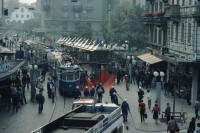 Image of sheet 19833000 photo 12: Am Tor zu Aussersihl
Am Stauffacherplatz Badenerstrasse wird das Eckhaus besetzt. Ein rotes Tuch wird auf den Platz über die Tramschienen der VBZ gelegt. Polizeibeamte nehmen das Tuch auf und die Leute reissen es ihnen aus den Händen. So geht es weiter durch die Stadt. Housing, Besetzung Wohnen, Wohnungsnot, Wohnungsmangel, protest action, art, installation, Stauffacher,  
Zürich Schweiz Switzerland
Exhibition: Zurich, The Eighties Photobastei 2020
»Counter Power« Altkirch 2017 framed pp 40 x 60 cm