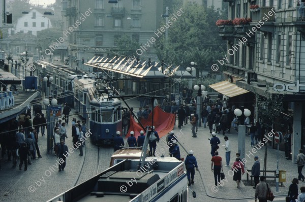 Image of sheet 19833000 photo 12: Am Tor zu Aussersihl
Am Stauffacherplatz Badenerstrasse wird das Eckhaus besetzt. Ein rotes Tuch wird auf den Platz über die Tramschienen der VBZ gelegt. Polizeibeamte nehmen das Tuch auf und die Leute reissen es ihnen aus den Händen. So geht es weiter durch die Stadt. Housing, Besetzung Wohnen, Wohnungsnot, Wohnungsmangel, protest action, art, installation, Stauffacher,  
Zürich Schweiz Switzerland
Exhibition: Zurich, The Eighties Photobastei 2020
»Counter Power« Altkirch 2017 framed pp 40 x 60 cm