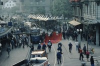 Image of sheet 19833000 photo 15: Am Tor zu Aussersihl
Am Stauffacherplatz Badenerstrasse wird das Eckhaus besetzt. Ein rotes Tuch wird auf den Platz über die Tramschienen der VBZ gelegt. Polizeibeamte nehmen das Tuch auf und die Leute reissen es ihnen aus den Händen. So geht es weiter durch die Stadt. Housing, Besetzung Wohnen, Wohnungsnot, Wohnungsmangel, protest action, art, installation, Stauffacher,  
Zürich Schweiz Switzerland
Exhibition: Zurich, The Eighties Photobastei 2020
»Counter Power« Altkirch 2017 framed pp 40 x 60 cm
