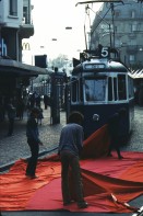 Image of sheet 19833000 photo 17: Am Tor zu Aussersihl
Am Stauffacherplatz Badenerstrasse wird das Eckhaus besetzt. Ein rotes Tuch wird auf den Platz über die Tramschienen der VBZ gelegt. Polizeibeamte nehmen das Tuch auf und die Leute reissen es ihnen aus den Händen. So geht es weiter durch die Stadt. Housing, Besetzung Wohnen, Wohnungsnot, Wohnungsmangel, protest action, art, installation, Stauffacher,  
Zürich Schweiz Switzerland