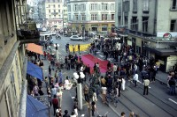 Image of sheet 19833000 photo 2: Am Tor zu Aussersihl
Am Stauffacherplatz Badenerstrasse wird das Eckhaus besetzt. Ein rotes Tuch wird auf den Platz über die Tramschienen der VBZ gelegt. Polizeibeamte nehmen das Tuch auf und die Leute reissen es ihnen aus den Händen. So geht es weiter durch die Stadt. Housing, Besetzung Wohnen, Wohnungsnot, Wohnungsmangel, protest action, art, installation, 
Zürich Schweiz Switzerland



© 1983, by OLIVIA HEUSSLER / www.clic.li
