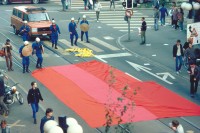 Image of sheet 19833000 photo 4: Am Tor zu Aussersihl
Am Stauffacherplatz Badenerstrasse wird das Eckhaus besetzt. Ein rotes Tuch wird auf den Platz über die Tramschienen der VBZ gelegt. Polizeibeamte nehmen das Tuch auf und die Leute reissen es ihnen aus den Händen. So geht es weiter durch die Stadt. Housing, Besetzung Wohnen, Wohnungsnot, Wohnungsmangel, protest action, art, installation,
Zürich Schweiz Switzerland

Exhibition: Zurich, The Eighties Photobastei 2020