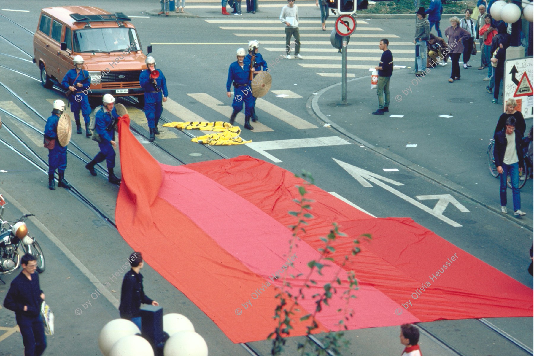 Image of sheet 19833000 photo 5: Proteste contre le manque d'appartements à Zurich.
Exhibition: Zurich, The Eighties Photobastei 2020




Am Tor zu Aussersihl, Stauffacherplatz Badenerstrasse wird das Eckhaus besetzt. Ein rotes Tuch wird auf den Platz über die Tramschienen der VBZ gelegt. Polizeibeamte nehmen das Tuch auf und die Leute reissen es ihnen aus den Händen. So geht es weiter durch die Stadt. Housing, Besetzung Wohnen, Wohnungsnot, Wohnungsmangel, protest action, art, installation,
Zürich Schweiz Switzerland
© 1983, by OLIVIA HEUSSLER / www.clic.li
«Counter-power» Altkirch 2017
19833000_005