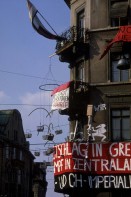 Image of sheet 19833001 photo 16: 'Das Tor zu Aussersihl' am Stauffacher ist von 84 Spitzköpfen, Zürich 1984.

Stauffacher Besetzung Wohnungsnot Wohnen Häuserkampf Hausbesetzung Zürich Badenerstrasse 1984 √ Kreis vier 4 Schweiz Europe Switzerland Swiss occupy Aussersihl