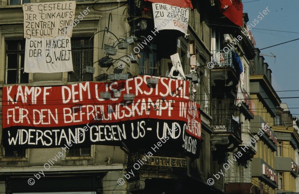 Image of sheet 19833001 photo 3: Spitzkoepfe besetzen die Badenerstrasse 2, Zuerich, 1984.

'Das Tor zu Aussersihl' am Stauffacher ist von 84 Spitzköpfen besetzt 
Besetzung Wohnungsnot Wohnen Häuserkampf Hausbesetzung Schweiz Switzerland Swiss occupy Aussersihl housing home occupation
Exhibition: Zurich, The Eighties Photobastei Zürich 2020