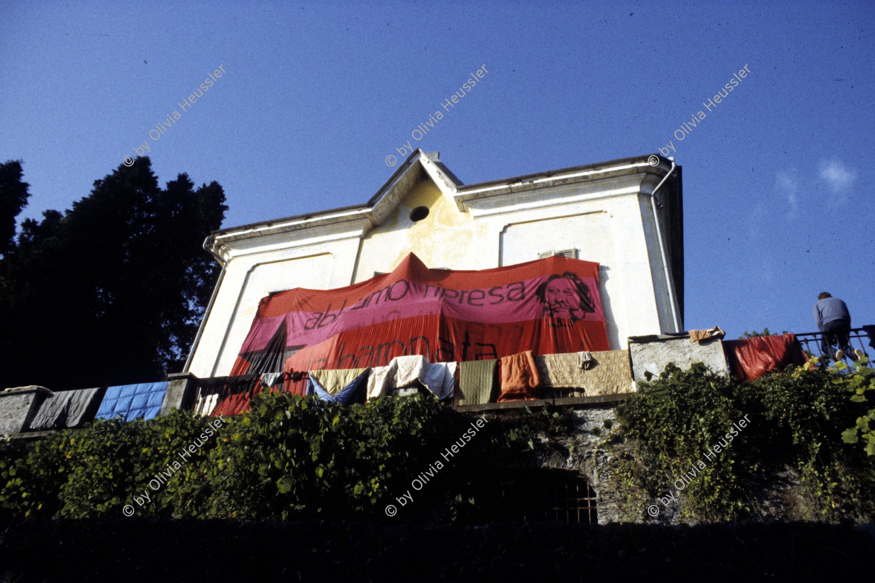 Image of sheet 19833005 photo 4: Besetzung La Baronata, Minusio 1983.
Switzerland Schweiz Svizzera Swiss Europe politics anarchie anarchy housing protest
Exhibition: Photobastei