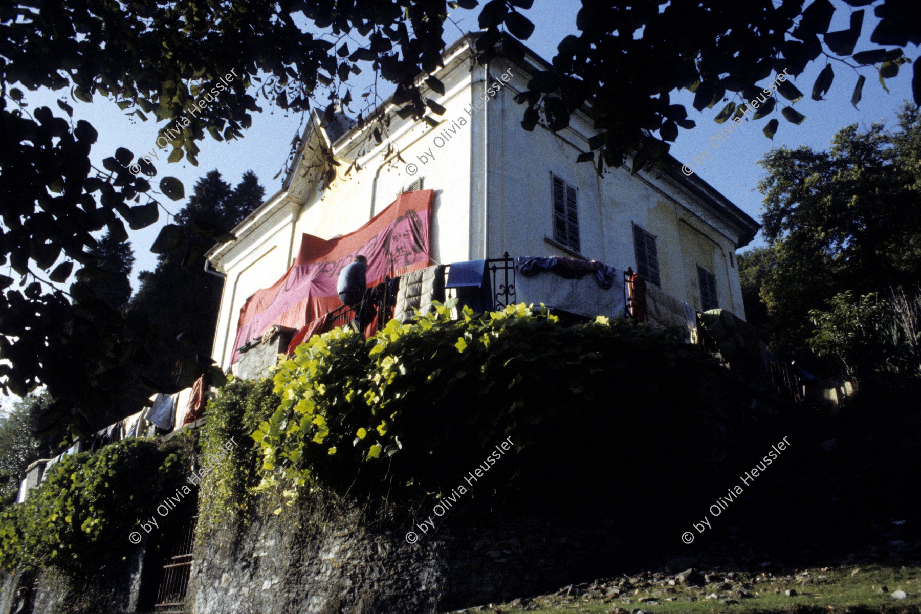 Image of sheet 19833005 photo 5: Besetzung La Baronata, Minusio 1983.
Switzerland Schweiz Svizzera Swiss Europe politics anarchie anarchy housing protest