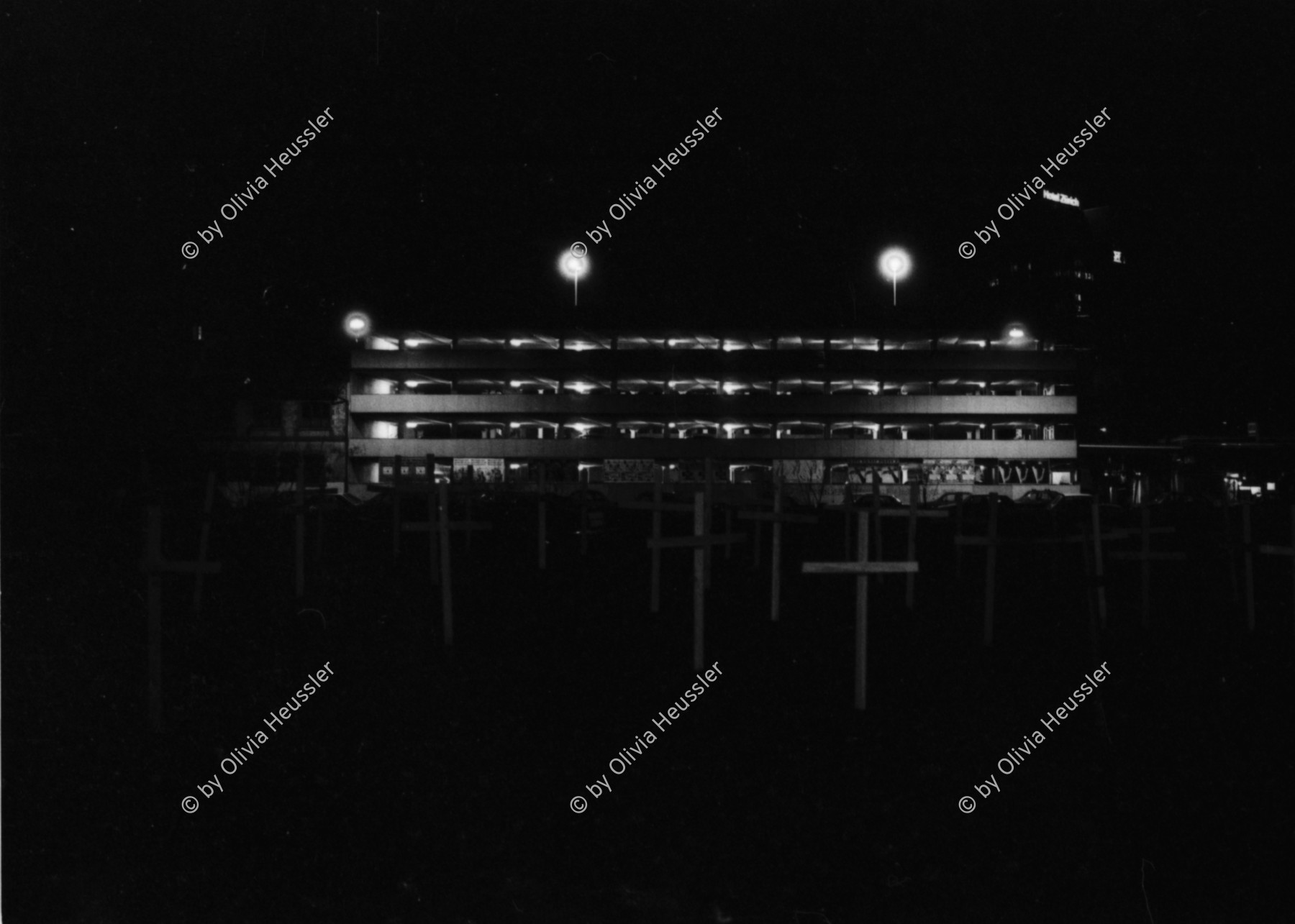 Image of sheet 19840010 photo 0: frtsg. Bar Helvti Hand Glas Bar. Stauffacher Besetzung Transparente 'No Pasaran' Polizei Demonstration 'Herr Bührle ein Lächeln wird sie besiegen' ZM Gebäude Zürich Wohnungsnot Wohnen Häuserkampf Hausbesetzung Zürich Badenerstrasse 1984 
Housing