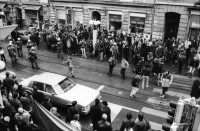 Image of sheet 19840010 photo 16: frtsg. Bar Helvti Hand Glas Bar. Stauffacher Besetzung Transparente 'No Pasaran' Polizei Demonstration 'Herr Bührle ein Lächeln wird sie besiegen' ZM Gebäude Zürich Wohnungsnot Wohnen Häuserkampf Hausbesetzung Zürich Badenerstrasse 1984 
Housing