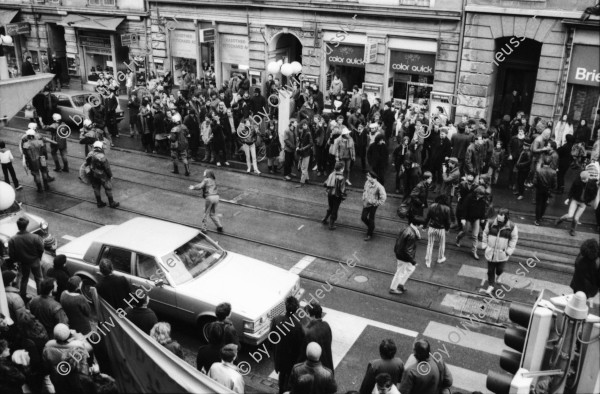 Image of sheet 19840010 photo 16: frtsg. Bar Helvti Hand Glas Bar. Stauffacher Besetzung Transparente 'No Pasaran' Polizei Demonstration 'Herr Bührle ein Lächeln wird sie besiegen' ZM Gebäude Zürich Wohnungsnot Wohnen Häuserkampf Hausbesetzung Zürich Badenerstrasse 1984 
Housing