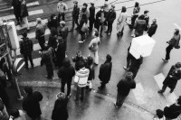 Image of sheet 19840010 photo 18: Junge Menschen vor Stauffacher Besetzung Zürich Wohnungsnot Wohnen Häuserkampf Hausbesetzung Kreis vier 4 aussersihl Badenerstrasse 07. Januar 1984 
 Tor zu Aussersihl Kreis 4 besetzt Protest Tanz