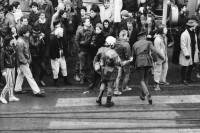 Image of sheet 19840010 photo 19: Tor zu Aussersihl Kreis 4 besetzt Protest Tanz Housing Polizei Beamte