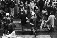 Image of sheet 19840010 photo 20: Protest Tanz Housing Polizei Beamte