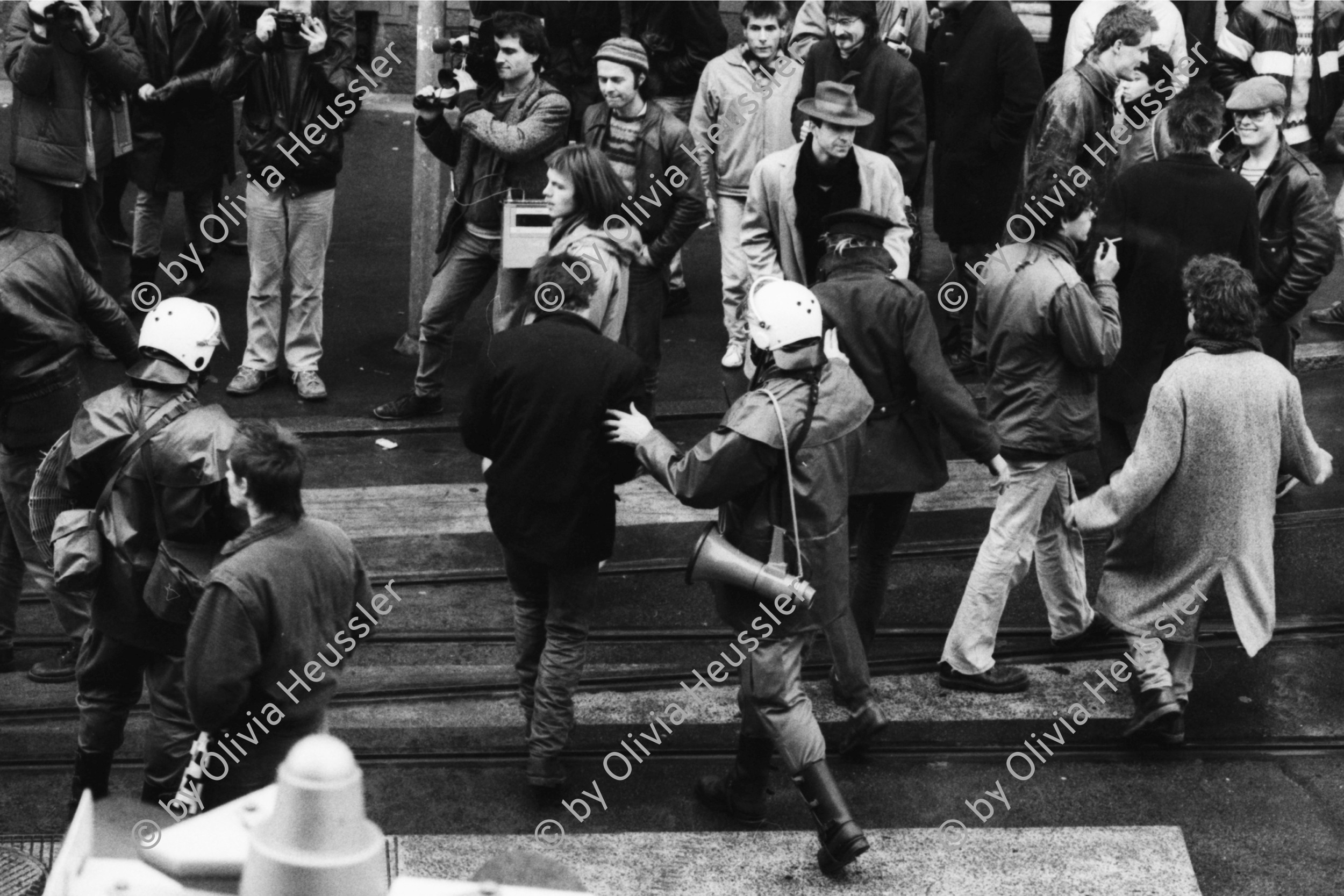 Image of sheet 19840010 photo 20: Protest Tanz Housing Polizei Beamte