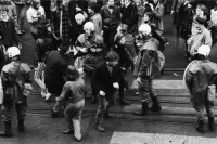 Image of sheet 19840010 photo 21: Polizei Beamte vertreiben Junge tanzende Menschen vor Stauffacher Besetzung Zürich Wohnungsnot Wohnen Häuserkampf Hausbesetzung Kreis vier 4 aussersihl Badenerstrasse 07. Januar 1984 
 Tor zu Aussersihl Kreis 4 besetzt Protest Tanz Housing Polizei Beamte mit Ma in der Mitte
