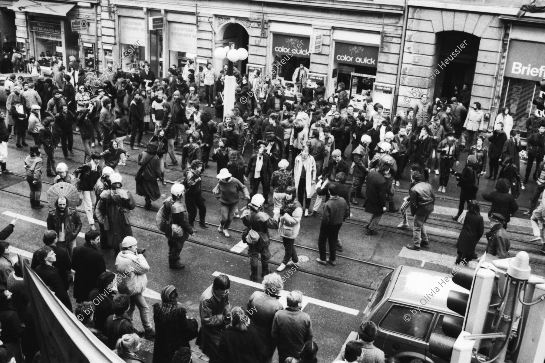 Image of sheet 19840010 photo 22: Polizei Beamte vertreiben Junge tanzende Menschen vor Stauffacher Besetzung Zürich Wohnungsnot Wohnen Häuserkampf Hausbesetzung Kreis vier 4 aussersihl Badenerstrasse 07. Januar 1984
Tor zu Aussersihl Kreis 4 besetzt Protest Tanz Housing Polizei Beamte