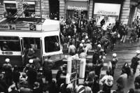 Image of sheet 19840010 photo 23: Tor zu Aussersihl Kreis 4 besetzt Protest Tanz Housing Polizei Beamte