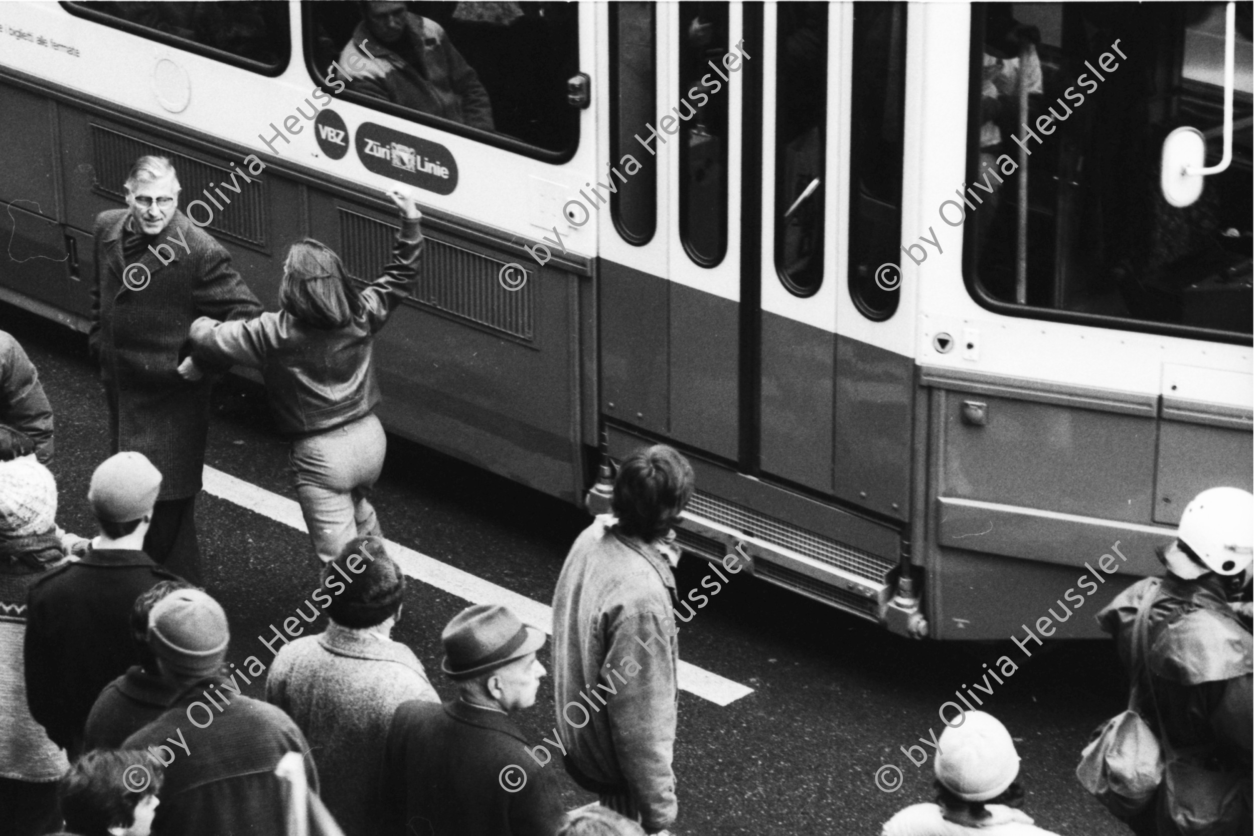 Image of sheet 19840010 photo 24: Polizei Beamte vertreiben Junge tanzende Menschen vor Stauffacher Besetzung Zürich Wohnungsnot Wohnen Häuserkampf Hausbesetzung Kreis vier 4 aussersihl Badenerstrasse 07. Januar 1984
Tor zu Aussersihl Kreis 4 besetzt Protest Tanz Housing Polizei Beamte Tram VBZ