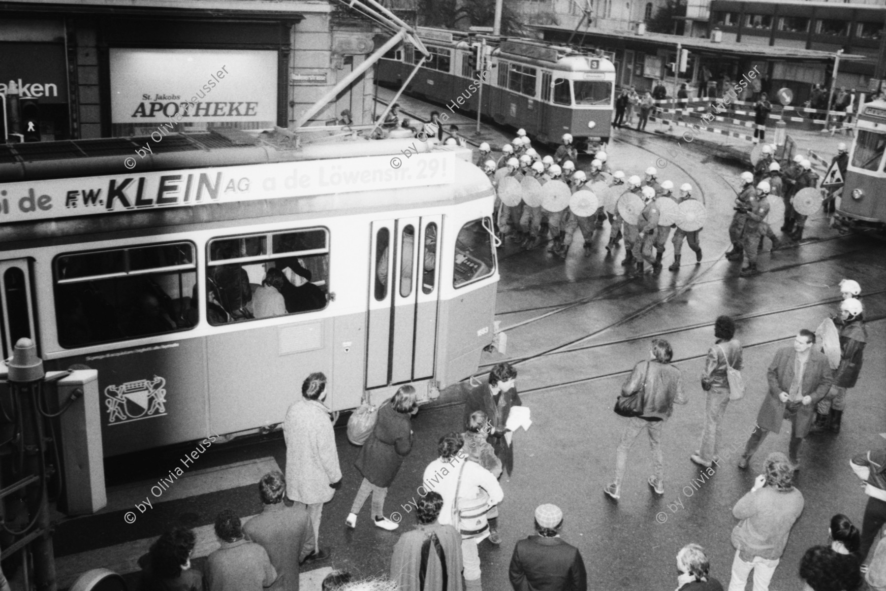 Image of sheet 19840010 photo 25: Polizei Beamte vertreiben Junge tanzende Menschen vor Stauffacher Besetzung Zürich Wohnungsnot Wohnen Häuserkampf Hausbesetzung Kreis vier 4 aussersihl Badenerstrasse 07. Januar 1984
Tor zu Aussersihl Kreis 4 besetzt Protest Tanz Housing Polizei Beamte