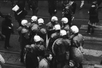 Image of sheet 19840010 photo 28: Polizeieinsatz vor Stauffacher Besetzung Zürich Wohnungsnot Wohnen Häuserkampf Hausbesetzung Kreis vier 4 aussersihl Badenerstrasse 07. Januar 1984 
 Tor zu Aussersihl Kreis 4 besetzt
Housing protest Police Beamte
