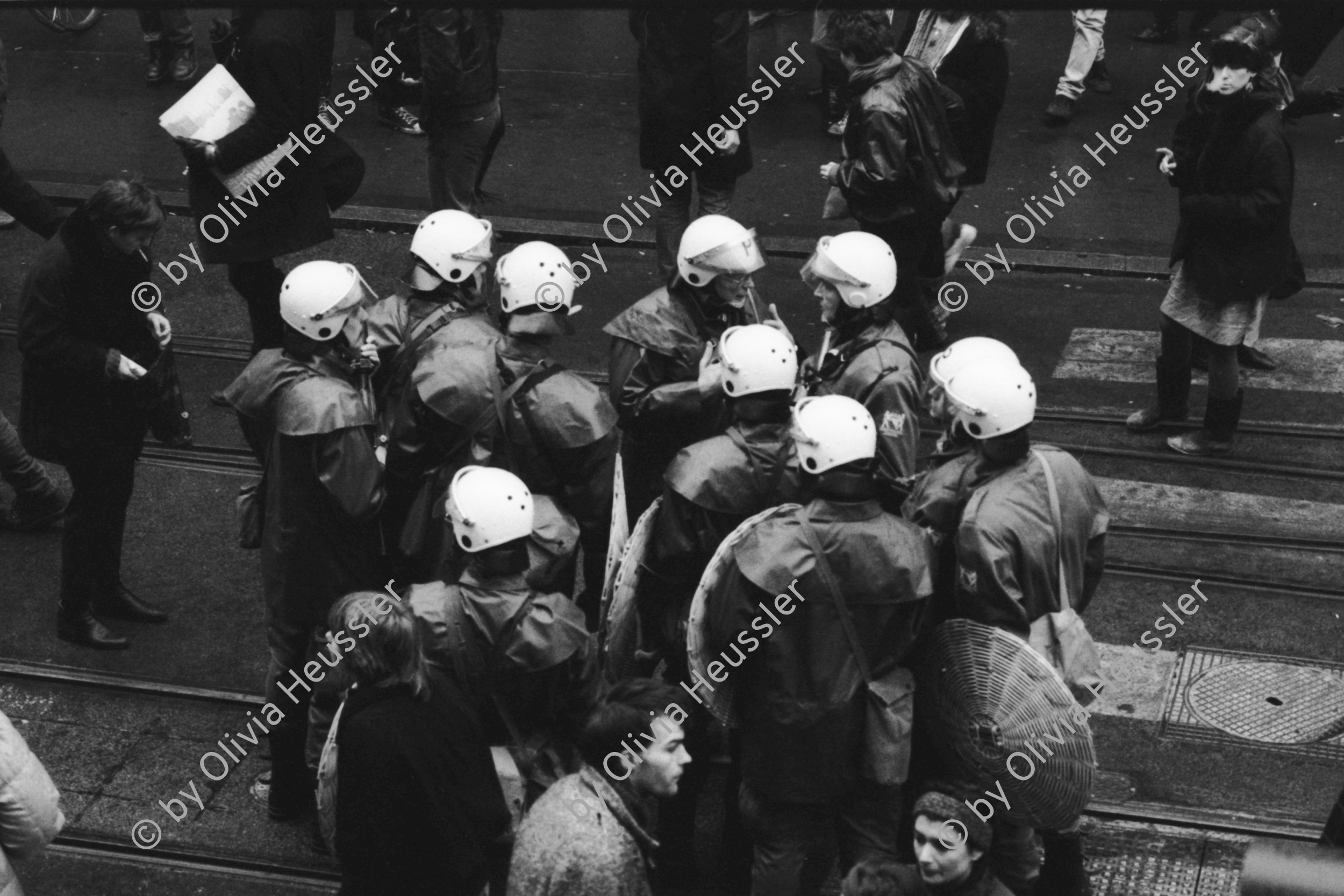 Image of sheet 19840010 photo 28: Polizeieinsatz vor Stauffacher Besetzung Zürich Wohnungsnot Wohnen Häuserkampf Hausbesetzung Kreis vier 4 aussersihl Badenerstrasse 07. Januar 1984 
 Tor zu Aussersihl Kreis 4 besetzt
Housing protest Police Beamte