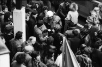 Image of sheet 19840010 photo 31: frtsg. Bar Helvti Hand Glas Bar. Stauffacher Besetzung Transparente 'No Pasaran' Polizei Demonstration 'Herr Bührle ein Lächeln wird sie besiegen' ZM Gebäude Zürich Wohnungsnot Wohnen Häuserkampf Hausbesetzung Zürich Badenerstrasse 1984 
Housing