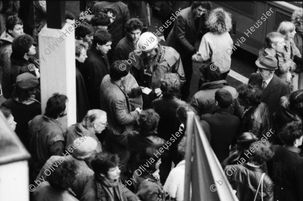 Image of sheet 19840010 photo 31: frtsg. Bar Helvti Hand Glas Bar. Stauffacher Besetzung Transparente 'No Pasaran' Polizei Demonstration 'Herr Bührle ein Lächeln wird sie besiegen' ZM Gebäude Zürich Wohnungsnot Wohnen Häuserkampf Hausbesetzung Zürich Badenerstrasse 1984 
Housing