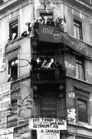 Image of sheet 19840010 photo 36: Das Tor zu Aussersihl. Stauffacher
Squatt contre le manque de appartement à Zurich, Suisse



Stauffacher Besetzung Transparente Spitzköpfe 'No Pasaran' Demonstration 'Herr Bührle ein Lächeln wird sie besiegen' Zürich Wohnungsnot Wohnen Häuserkampf Hausbesetzung Kreis vier 4 aussersihl Badenerstrasse 
Housing Tor zu Aussersihl besetzt
protest 
Exhibition: Zurich, The Eighties Photobastei 2020