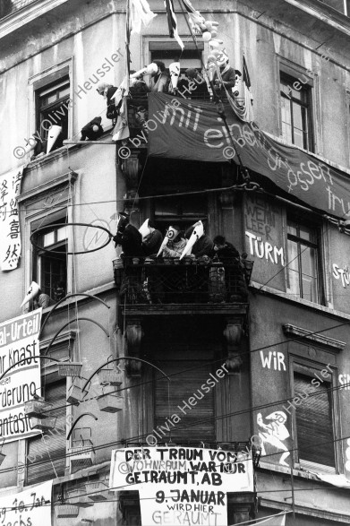 Image of sheet 19840010 photo 36: Das Tor zu Aussersihl. Stauffacher
Squatt contre le manque de appartement à Zurich, Suisse



Stauffacher Besetzung Transparente Spitzköpfe 'No Pasaran' Demonstration 'Herr Bührle ein Lächeln wird sie besiegen' Zürich Wohnungsnot Wohnen Häuserkampf Hausbesetzung Kreis vier 4 aussersihl Badenerstrasse 
Housing Tor zu Aussersihl besetzt
protest 
Exhibition: Zurich, The Eighties Photobastei 2020