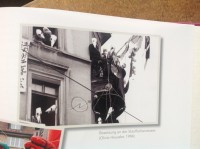 Image of sheet 19840020 photo 0: Stauffacher Innenhof Besetzung durch Zürcher libertäre Aktivistinnen Hausbesetzer Kultur Transparent  'Besetzt' Spitzköpfe
Zürich 1983 
Stauffacher Besetzung Wohnungsnot Wohnen Häuserkampf Hausbesetzung Zürich Badenerstrasse 1984  Kreis vier 4 Schweiz Europe Switzerland Swiss occupy Aussersihl