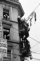 Image of sheet 19840020 photo 0: Stauffacher Innenhof Besetzung durch Zürcher libertäre Aktivistinnen Hausbesetzer Kultur Transparent  'Besetzt' Spitzköpfe
Zürich 1983 
Stauffacher Besetzung Wohnungsnot Wohnen Häuserkampf Hausbesetzung Zürich Badenerstrasse 1984  Kreis vier 4 Schweiz Europe Switzerland Swiss occupy Aussersihl