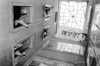 Image of sheet 19840020 photo 3: Spitzkoepfe besetzen die Badenerstrasse 2, Zuerich, 1984.

'Das Tor zu Aussersihl' am Stauffacher ist von 84 Spitzköpfen besetzt 
Besetzung Wohnungsnot Wohnen Häuserkampf Hausbesetzung Schweiz Switzerland Swiss occupy Aussersihl housing home occupation
Exhibition: Zurich, The eighties. Photobastei 2.0 2020
