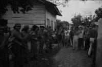 Image of sheet 19840100 photo 10: Schweizer Brigadist*Innen darunter Pia Zanetti, besuchen die Kriegsfront, San Miguelito, Nicaragua 1984. 
Rio San Juan