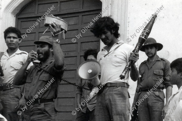 Image of sheet 19840100 photo 18: fsln sandinist war Contra  man young people population Central america Solidarity weapons rifle army military soldier mine