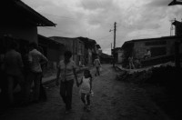 Image of sheet 19840100 photo 25: Solidarische Aktivistinnen besuchen die BesetzerInnen am Stauffacher. Zürich
Nicaragua: Reise mit der Brigade nach San Miguelito. Akt für Gefallene Sandinisten. Contras Claymore Miene. Holzsarg Sandinisten. Brigadisten aus der Schweiz. Jorge Weis. Jürg Weis.
Am 22. August 1988 wurde Jürg Weis, Sekretär des Zentralamerikakomitees in Zürich, während einer Informationsreise in El Salvador von Angehörigen der salvadorianischen Nationalpolizei auf brutale Weise ermordet.
Pia Zanetti an der Arbeit. Nicaragua Rio San Juan, San Miguelito 1984