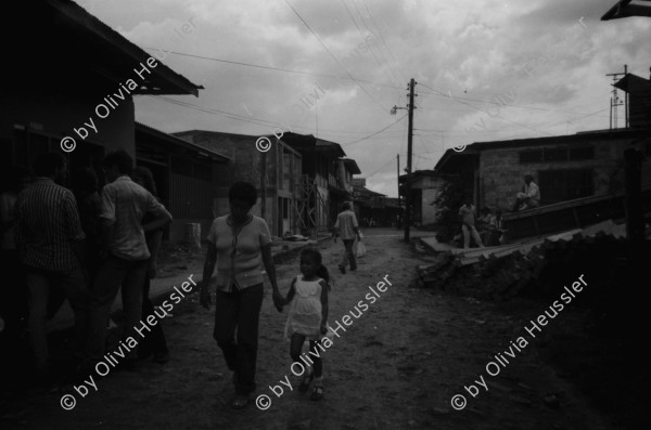 Image of sheet 19840100 photo 25: Solidarische Aktivistinnen besuchen die BesetzerInnen am Stauffacher. Zürich
Nicaragua: Reise mit der Brigade nach San Miguelito. Akt für Gefallene Sandinisten. Contras Claymore Miene. Holzsarg Sandinisten. Brigadisten aus der Schweiz. Jorge Weis. Jürg Weis.
Am 22. August 1988 wurde Jürg Weis, Sekretär des Zentralamerikakomitees in Zürich, während einer Informationsreise in El Salvador von Angehörigen der salvadorianischen Nationalpolizei auf brutale Weise ermordet.
Pia Zanetti an der Arbeit. Nicaragua Rio San Juan, San Miguelito 1984