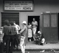 Image of sheet 19840100 photo 27: Brigadist*Innen aus der Schweiz mit Jürg Weis rechts in Türe stehend, San Miguelito, Nicaragua 1984. 



Nach der sandinistischen Revolution im Juli 1979 in Nicaragua helfen Brigaden aus vielen Laendern beim Aufbau des Landes mit. Olivia Heussler COPYRIGHTPFLICHTIG,