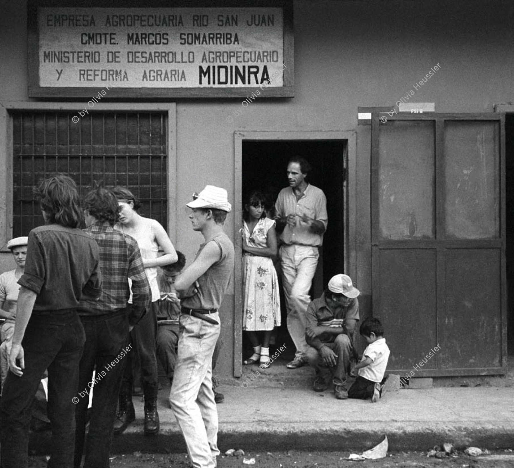 Image of sheet 19840100 photo 27: Brigadist*Innen aus der Schweiz mit Jürg Weis rechts in Türe stehend, San Miguelito, Nicaragua 1984. 



Nach der sandinistischen Revolution im Juli 1979 in Nicaragua helfen Brigaden aus vielen Laendern beim Aufbau des Landes mit. Olivia Heussler COPYRIGHTPFLICHTIG,