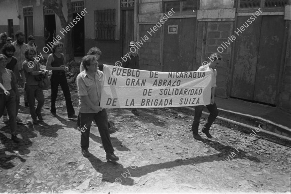 Image of sheet 19840100 photo 7: » Pueblo de Nicaragua un gran abrazo de Solidaridad de la Brigada Suiza.«