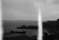 Image of sheet 19840110 photo 0: Schweizer Solidaritäts Brigade in Solentiname. Isla Zapotillo. Boot im See. Wäschebank im See. Vater mit Radio und Knabe. Brigadisten Innen fängt Regen mit Hand auf. Junge besprayt Pferd. Campesino auf Pony mit Rinder. Assentamiento Siedlung. In the house of a settlement for war refugees.
Baseballspieler Baseball Asentamiento Strohhütte Kinder stehen vor Palmwedeln Palmen in Siedlung. Laurel y Galan. (Lorbeer) Machetenschleifen. Adobe haus Hacienda. Einfacher Hausbau in Matagalpa. Nicaragua 1984

Aus: Der Traum von Solentiname/The dream of Solentiname/El sueño de Solentiname
