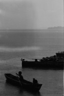 Image of sheet 19840110 photo 1: Schweizer Solidaritäts Brigade in Solentiname. Isla Zapotillo. Boot im See. Wäschebank im See. Vater mit Radio und Knabe. Brigadisten Innen fängt Regen mit Hand auf. Junge besprayt Pferd. Campesino auf Pony mit Rinder. Assentamiento Siedlung. In the house of a settlement for war refugees.
Baseballspieler Baseball Asentamiento Strohhütte Kinder stehen vor Palmwedeln Palmen in Siedlung. Laurel y Galan. (Lorbeer) Machetenschleifen. Adobe haus Hacienda. Einfacher Hausbau in Matagalpa. Nicaragua 1984

Aus: Der Traum von Solentiname/The dream of Solentiname/El sueño de Solentiname