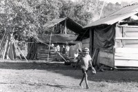 Image of sheet 19840110 photo 25: Assentamiento Siedlung. In the house of a settlement for war refugees.
Baseballspieler Baseball Asentamiento . Laurel y Galan. (Lorbeer)  Adobe haus Hacienda. Nicaragua 1984 √