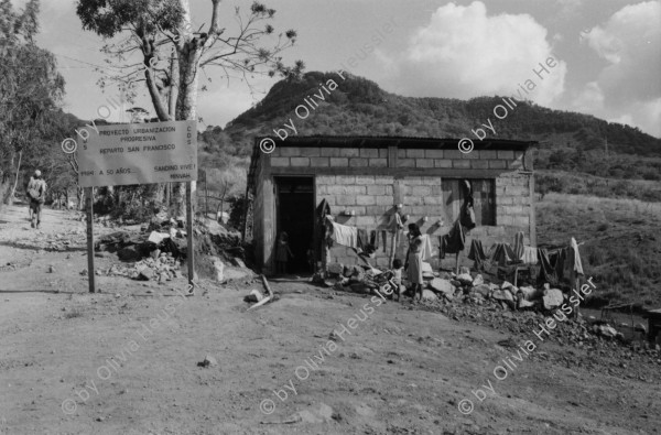 Image of sheet 19840110 photo 33: Schweizer Solidaritäts Brigade in Solentiname. Isla Zapotillo. Boot im See. Wäschebank im See. Vater mit Radio und Knabe. Brigadisten Innen fängt Regen mit Hand auf. Junge besprayt Pferd. Campesino auf Pony mit Rinder. Assentamiento Siedlung. In the house of a settlement for war refugees.
Baseballspieler Baseball Asentamiento Strohhütte Kinder stehen vor Palmwedeln Palmen in Siedlung. Laurel y Galan. (Lorbeer) Machetenschleifen. Adobe haus Hacienda. Einfacher Hausbau in Matagalpa. Nicaragua 1984

Aus: Der Traum von Solentiname/The dream of Solentiname/El sueño de Solentiname