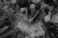 Image of sheet 19840120 photo 10: Handpflug Pflug für den Ackerbau. Siedlungen im Raum Matagalpa. Frauen bauen ihre Häuser. Landschaft. Wiederaufforstungsprogramm Aufforstung der IRENA Biogas anlage mit Kaffeeabfall. Kaffee pflanzen. Sandinisten Plakatwand für politische Propaganda. Prolacsa Tochter der Néstlé. Nido Milchpulver Hersteller in Matagalpa. Arbeiter. Kiste mit Blechdosen Schweizer Brigadist Innen besuchen Cita INRA.
Ackerbau Maschine. Latrinenbau. Letrinen Nicaragua 1984