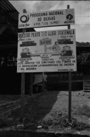 Image of sheet 19840120 photo 13: Handpflug Pflug für den Ackerbau. Siedlungen im Raum Matagalpa. Frauen bauen ihre Häuser. Landschaft. Wiederaufforstungsprogramm Aufforstung der IRENA Biogas anlage mit Kaffeeabfall. Kaffee pflanzen. Sandinisten Plakatwand für politische Propaganda. Prolacsa Tochter der Néstlé. Nido Milchpulver Hersteller in Matagalpa. Arbeiter. Kiste mit Blechdosen Schweizer Brigadist Innen besuchen Cita INRA.
Ackerbau Maschine. Latrinenbau. Letrinen Nicaragua 1984